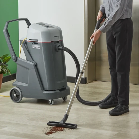 Advance VL500 75 ERGO 56384676 19 Gallon Complete Wet / Dry Vacuum with Tool Kit and Squeegee Kit - 120V, 1,100W