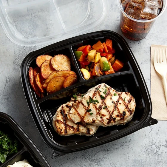 9" x 9" x 3" Microwaveable 3-Compartment (22 / 9 / 9 oz.) Plastic Hinged Container - 28/Pack