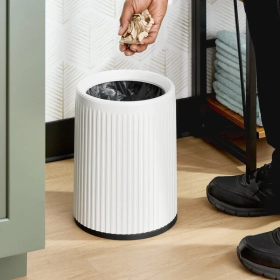 Lancaster Table & Seating 4 Gallon White Polyethylene Round Decorative Wastebasket / Trash Can