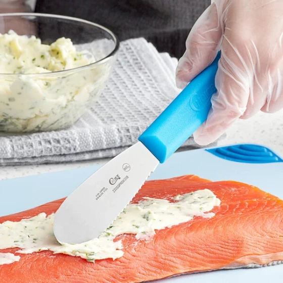 Choice 3 1/2" Scalloped Stainless Steel Sandwich Spreader with Blue Polypropylene Handle