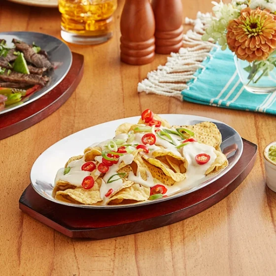 Choice 11 1/2" x 8" Oval Aluminum Sizzler Platter with Mahogany Finish Rubberwood Underliner