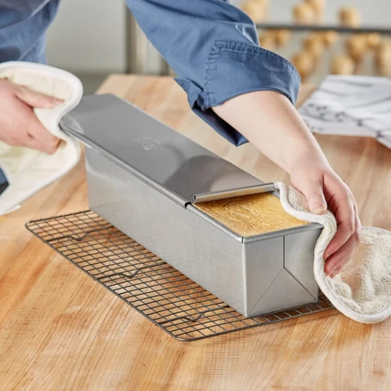 Chicago Metallic 2 lb. Glazed Aluminized Steel Pullman Bread Loaf Pan and Cover - 16 5/8 inch x 4 5/8 inch x 4 inch