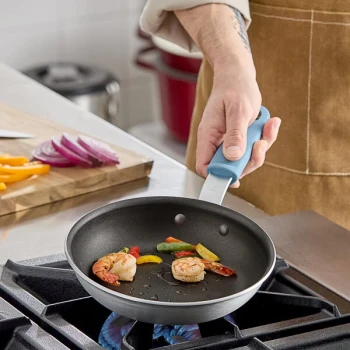 Vigor A3000 Series 8" Aluminum Fry Pan with Non-Stick QuanTanium® Coating and Silicone Grip