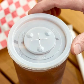 WNA Comet Frost-Flex 20 oz. and 24 oz. Translucent Lid with Straw Slot - 1,000/Case