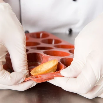 Matfer Bourgeat 257922 Gastroflex Plain-Edge Orange Silicone 15 Compartment Round Tartlet / Quiche Mold - 1 3/4 inch x 3/8 inch Cavities