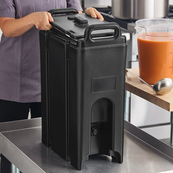 Cambro 500LCDPL110 Camtainer® 4.75 Gallon Black Insulated Soup Carrier