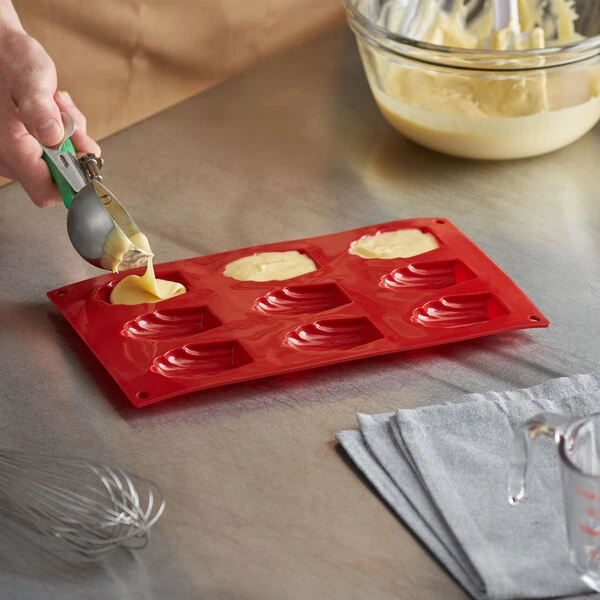 Thunder Group Red Silicone 9 Compartment Madeleine Mold