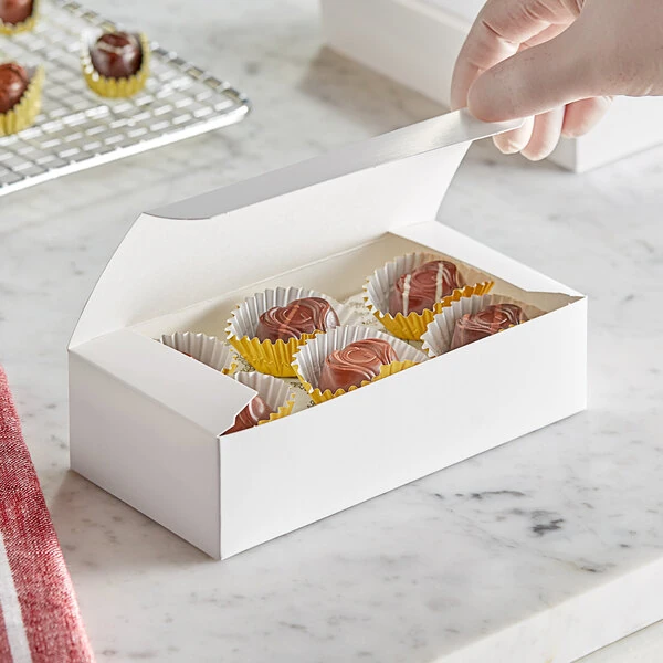 Baker's Lane 1 lb. White 1-Piece Auto-Popup Candy Box - 25/Pack