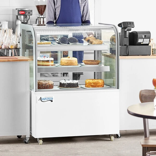 Avantco BCD-36 36" Curved Glass White Dry Bakery Display Case