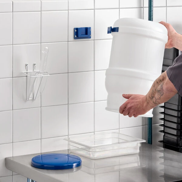 Choice 5 Gallon Polypropylene Ice Tote Kit with 12 oz. Scoop, Scoop Holder, Lid, and Mounting Bracket